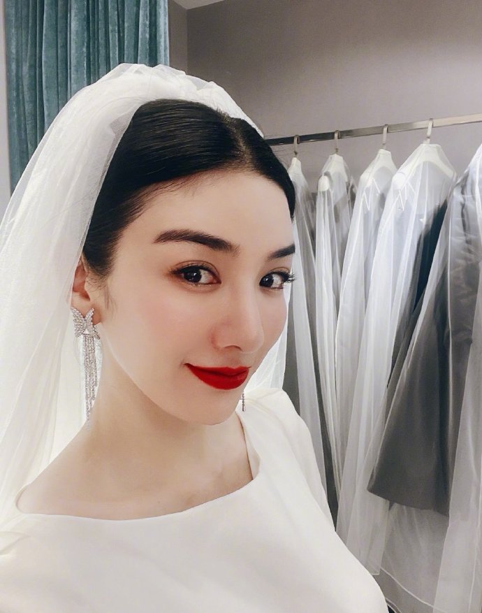 黄奕最新婚纱造型烈焰红唇惊艳美图