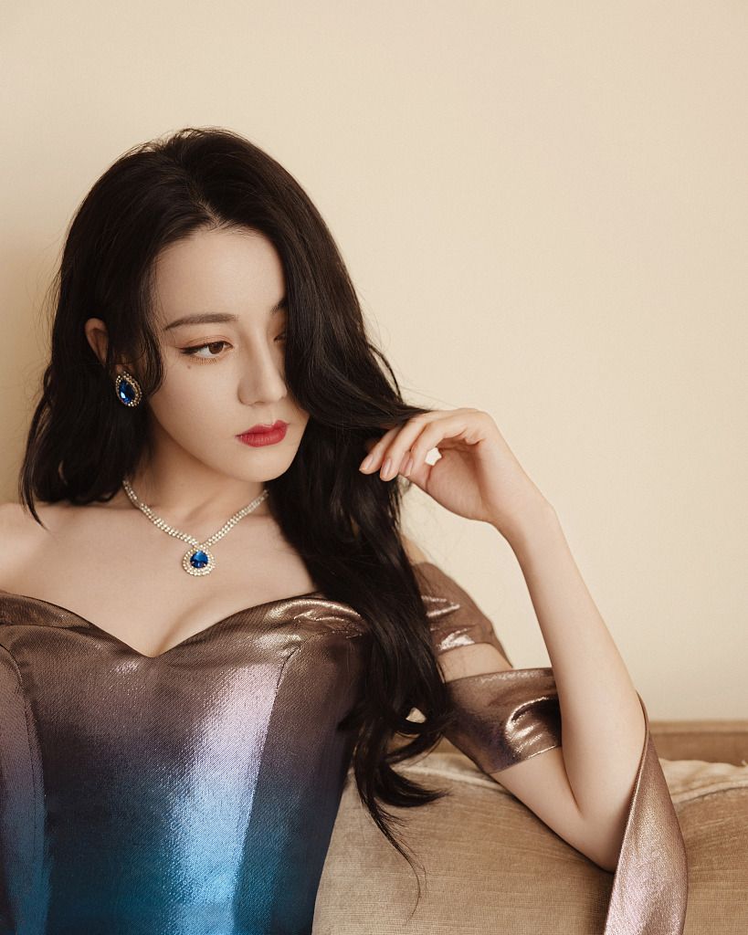 迪丽热巴蓝色流光人鱼裙写真美照