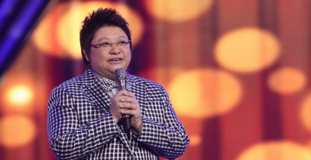 韩红为什么饱受质疑？一张下跪照片，让她成为了舆论的中心