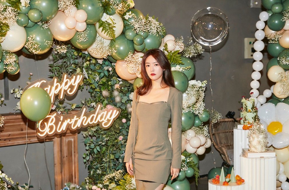 蔡文静晒生日宴会照浅绿紧身裙清新美丽