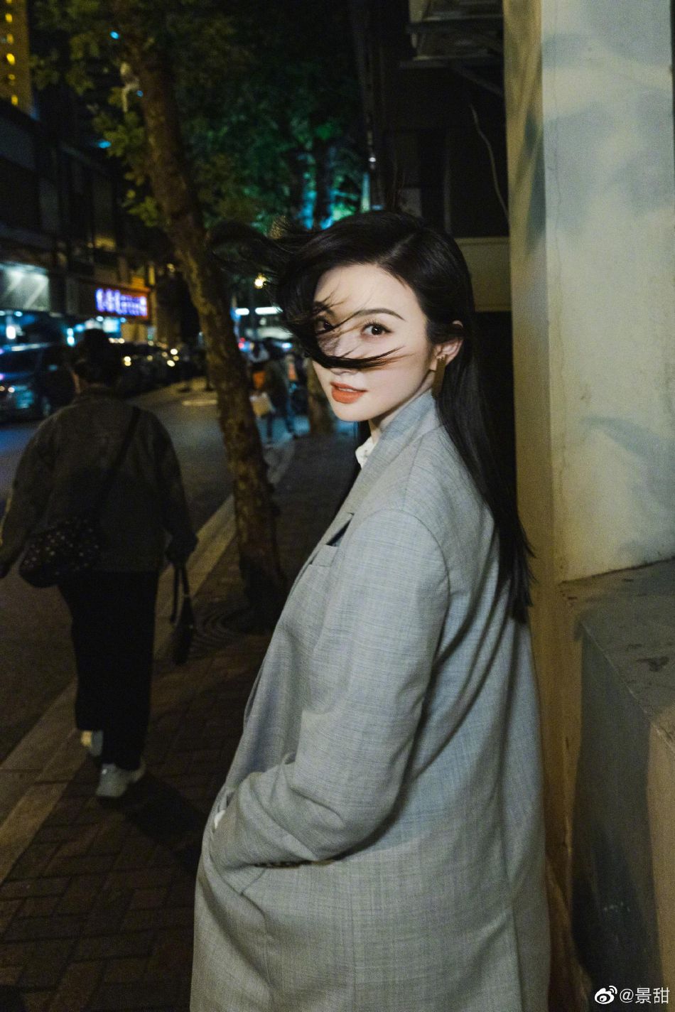 景甜灰色西装尽显知性干练写真