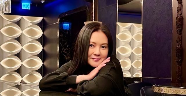 56岁李丽珍晒与女儿近照，身材发福臃肿，前夫是林忆莲前男友