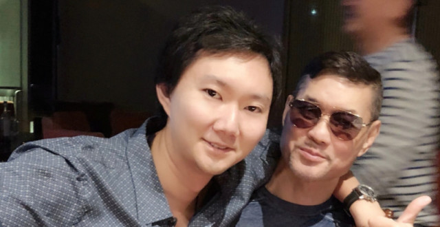 周比利与干儿子庆父亲节，没血缘关系却长相相似，63岁越来越面善