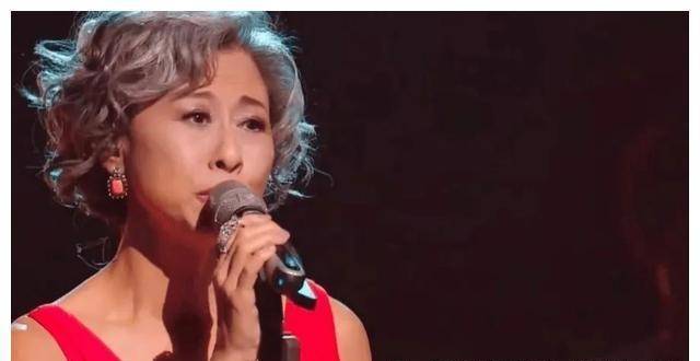 61岁歌后叶倩文登上热搜头牌，优雅迷人宝刀不老，撩拨起了回忆杀