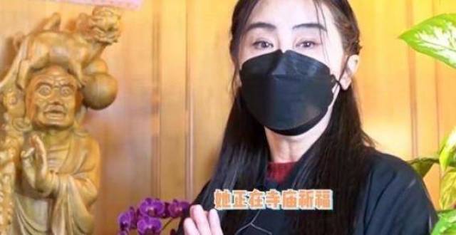 55岁王祖贤素颜现身海外寺庙，穿僧袍双手合十，身材发福仍优雅