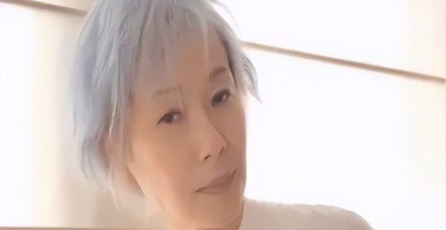 59岁&ldquo;许仙&rdquo;满头白发，嫁入豪门34年，她怎么成这样了？