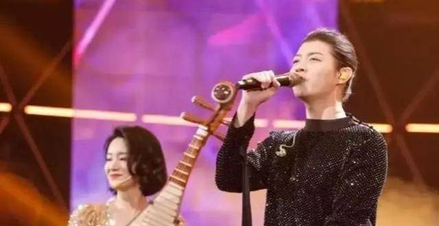 明星没文化真可怕，竟将日军粉饰之歌《苏州夜曲》拿来演唱、炫耀