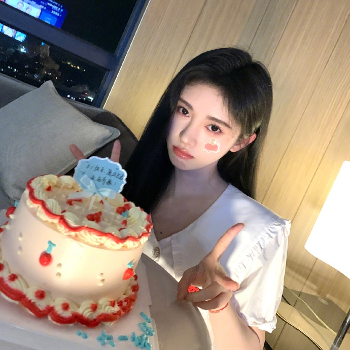 鞠婧祎与蛋糕粽子可爱合影 嘟嘴比耶卖萌